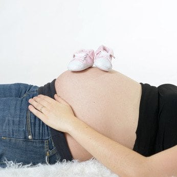 Babybauch mit Schühchen